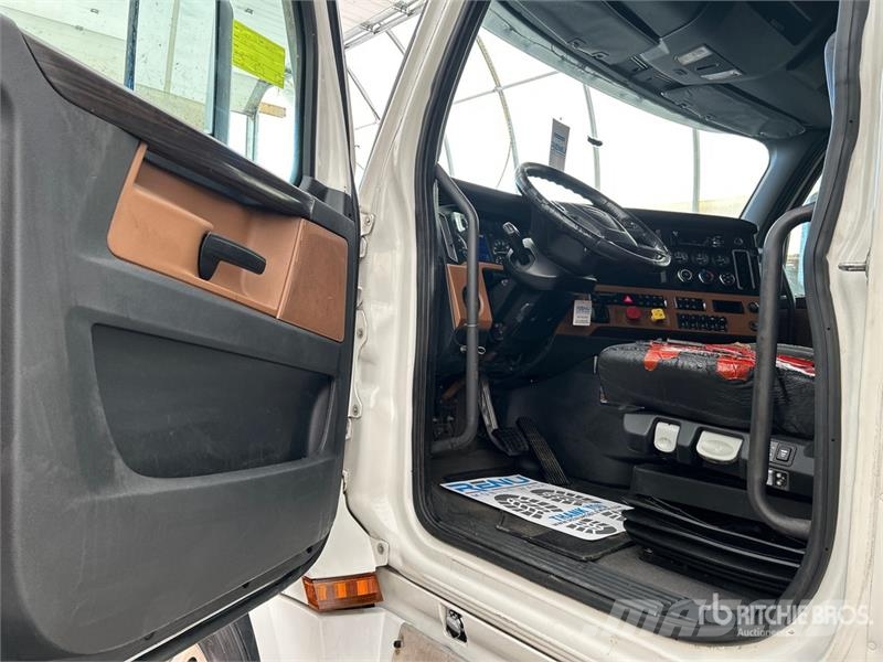 Freightliner Cascadia 126 6x4 T/A Sleeper Truck Tractor Camiones tractor