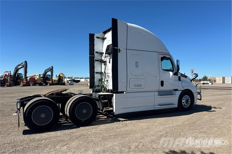 Freightliner Cascadia 126 6x4 T/A Sleeper Truck Tractor Тягачі