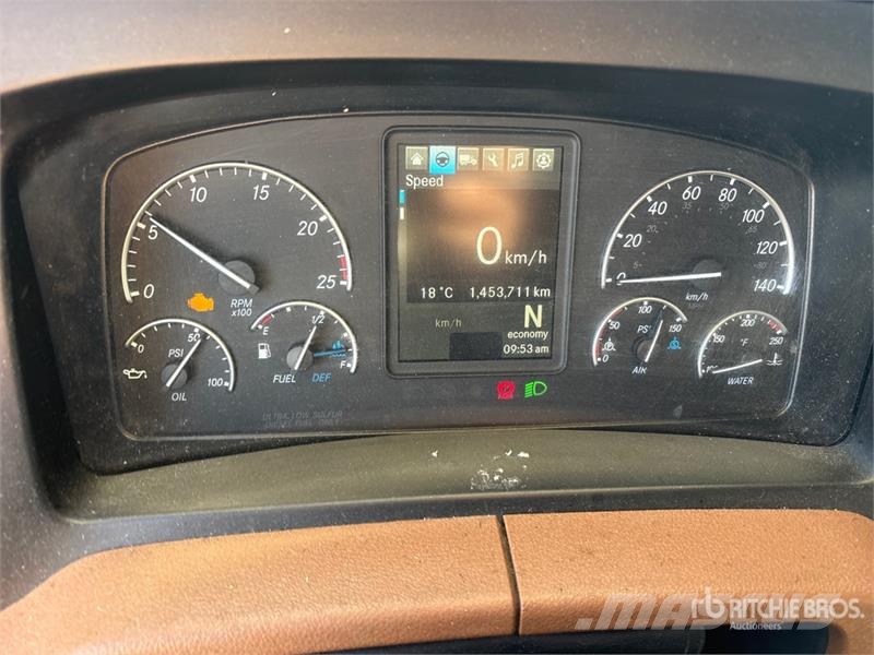Freightliner Cascadia 126 6x4 T/A Sleeper Truck Tractor Седельные тягачи