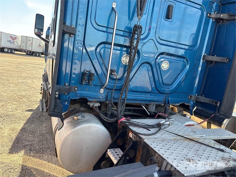 Freightliner Cascadia 126 6x4 T/A Sleeper Truck Tractor (Inoper Sattelzugmaschinen
