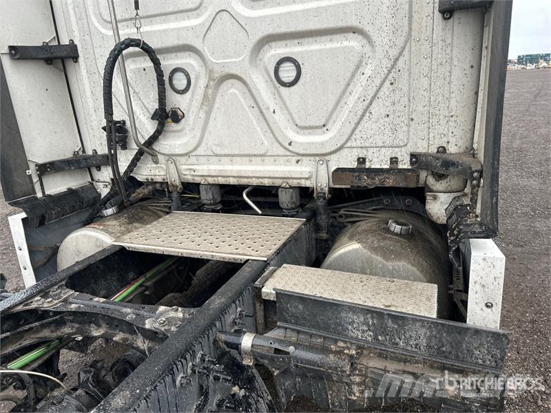 Freightliner Cascadia 126 T/A Sleeper Truck Tractor Tractor Units