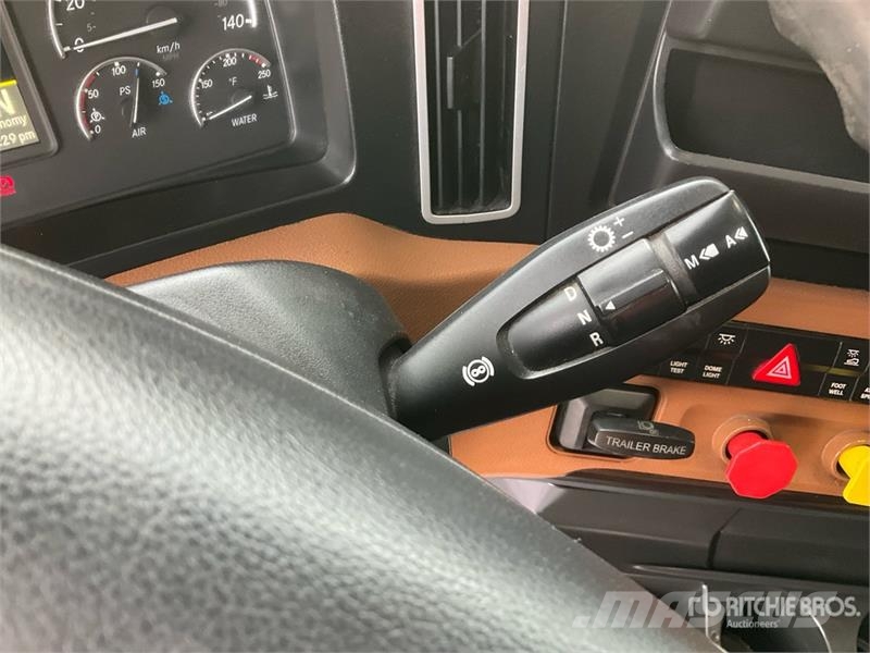 Freightliner Cascadia 126 6x4 T/A Sleeper Truck Tractor وحدات الجر