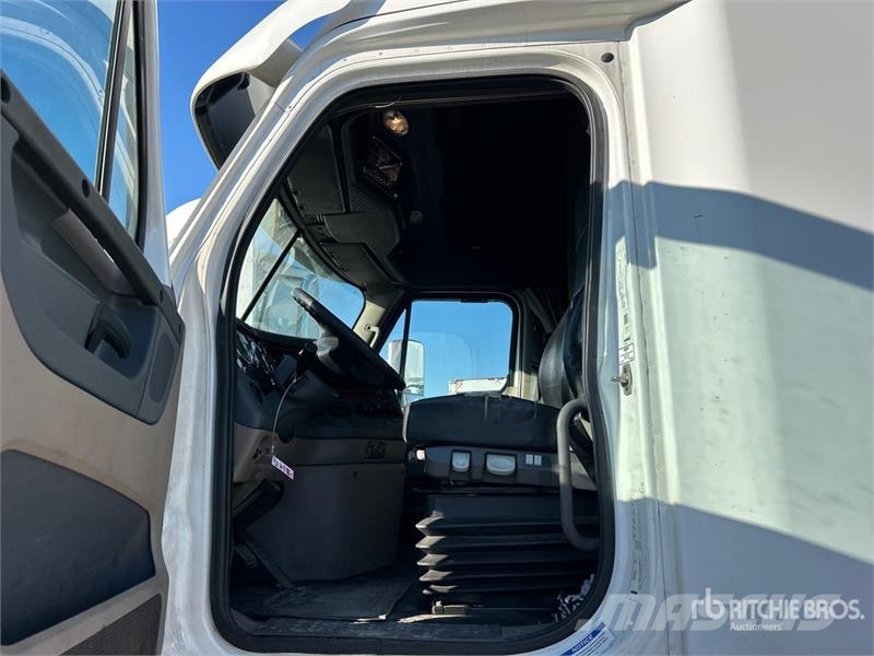 Freightliner Cascadia 125 6x4 T/A Sleeper Truck Tractor Sattelzugmaschinen