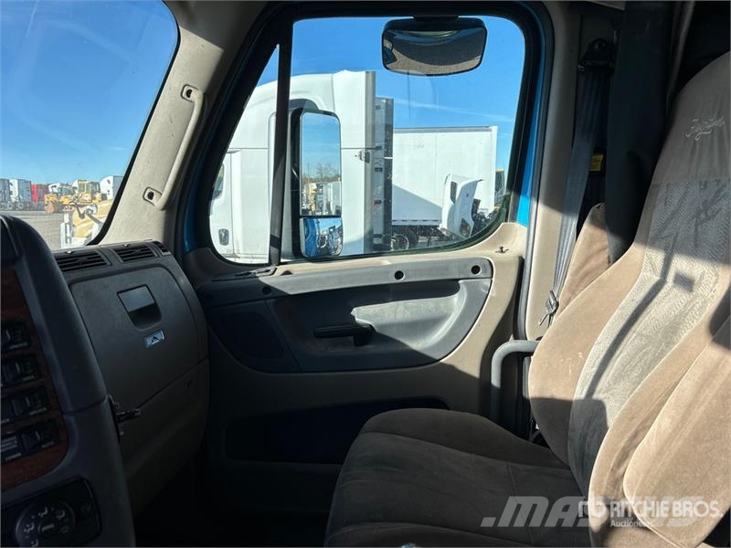 Freightliner Cascadia 125 6x4 T/A Sleeper Truck Tractor Tegljači