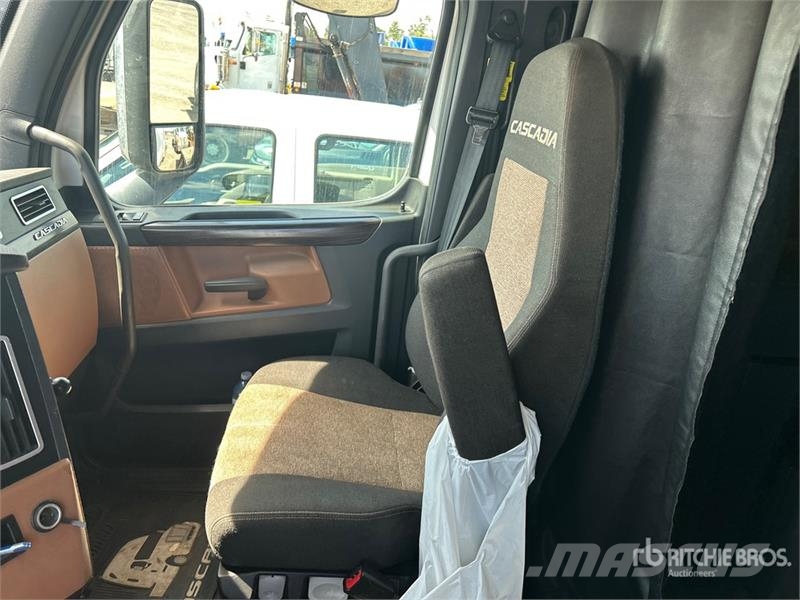 Freightliner Cascadia 126 6x4 T/A Sleeper Truck Tractor 曳引機組件