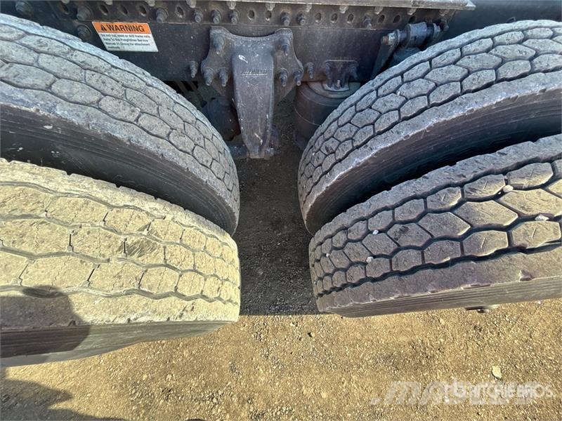 Freightliner Cascadia 126 6x4 T/A Sleeper Truck Tractor Tractores (camiões)