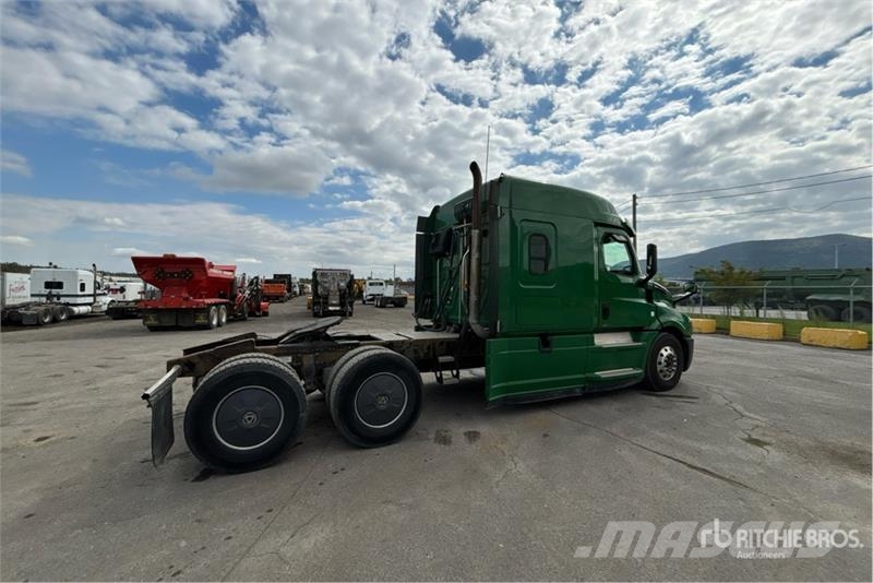 Freightliner Cascadia 126 6x4 T/A Sleeper Truck Tractor Тягачі