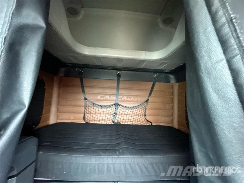 Freightliner Cascadia 126 6x4 T/A Sleeper Truck Tractor 牵引车