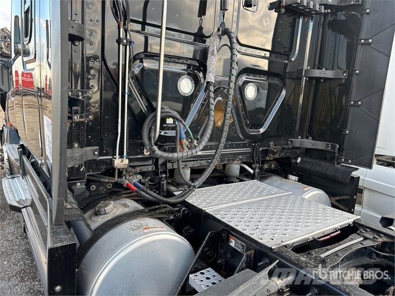Freightliner Cascadia 126 6x4 T/A Sleeper Truck Tractor Trekkers