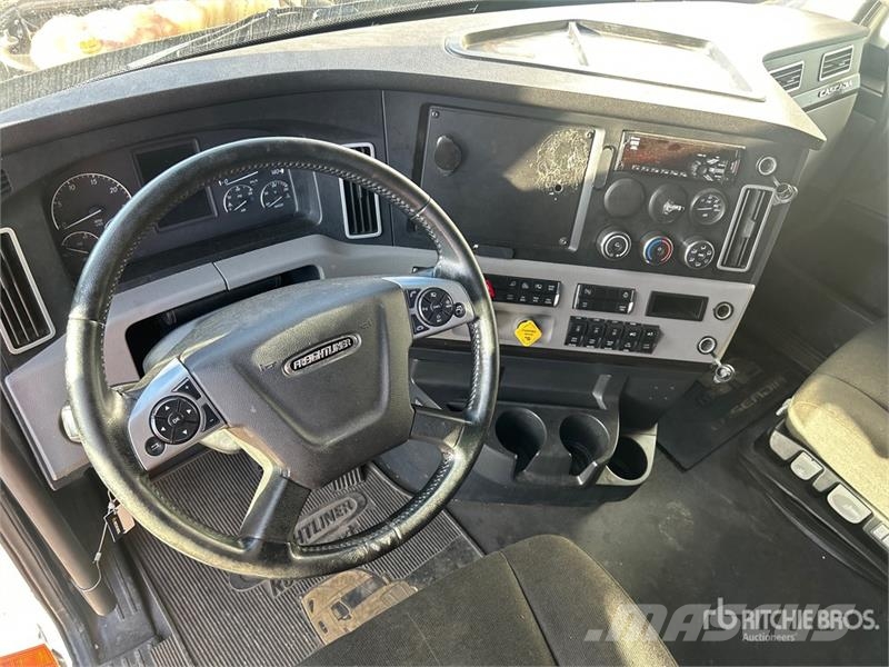 Freightliner Cascadia 126 6x4 T/A Sleeper Truck Tractor Vetopöytäautot