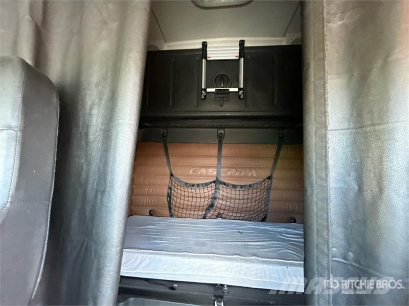 Freightliner Cascadia 126 6x4 T/A Sleeper Truck Tractor Vilcēji