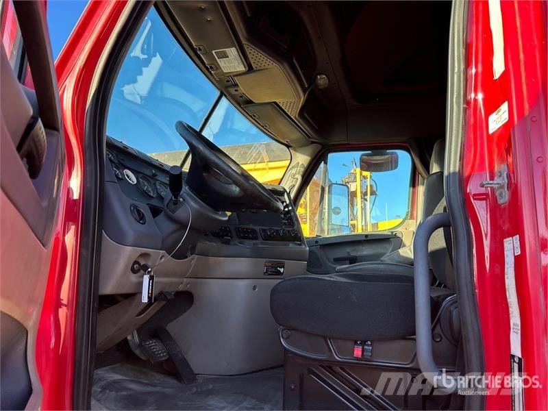 Freightliner Cascadia 125 6x4 T/A Sleeper Truck Tractor Sattelzugmaschinen