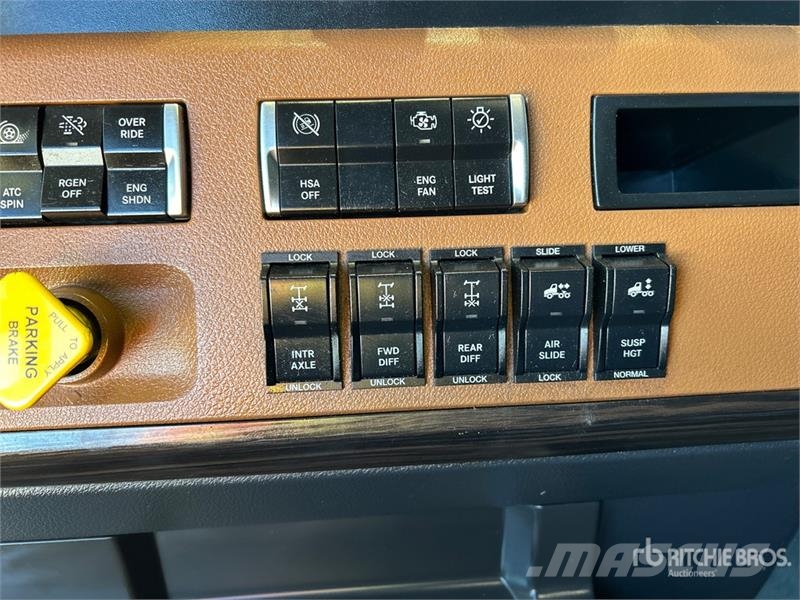 Freightliner Cascadia 126 6x4 T/A Sleeper Truck Tractor Sattelzugmaschinen
