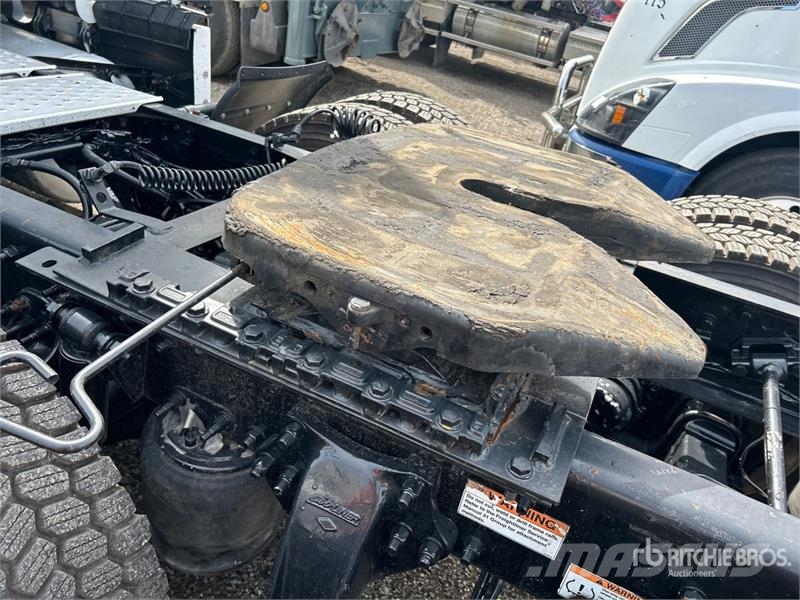 Freightliner Cascadia 126 6x4 T/A Sleeper Truck Tractor Vetopöytäautot