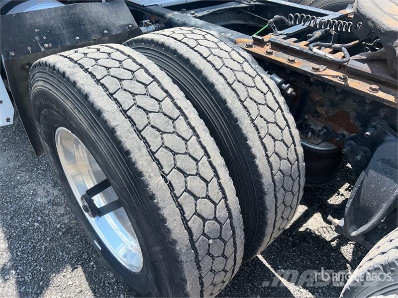 Freightliner Cascadia 126 6x4 T/A Sleeper Truck Tractor Motrici e Trattori Stradali
