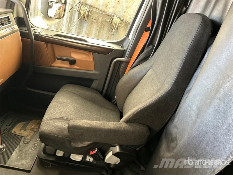Freightliner Cascadia 126 6x4 T/A Sleeper Truck Tractor Camiones tractor