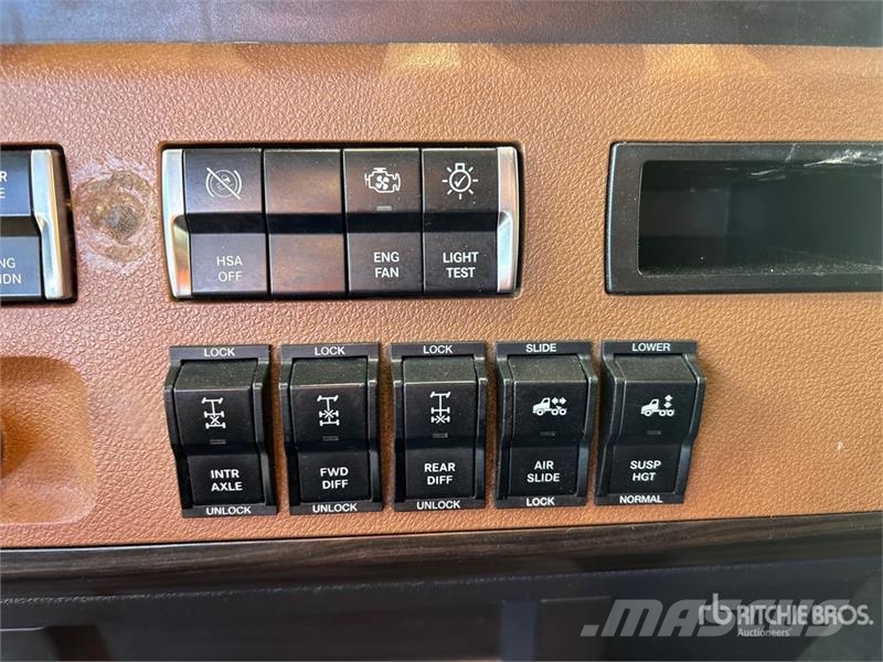 Freightliner Cascadia 126 6x4 T/A Sleeper Truck Tractor Влекачи