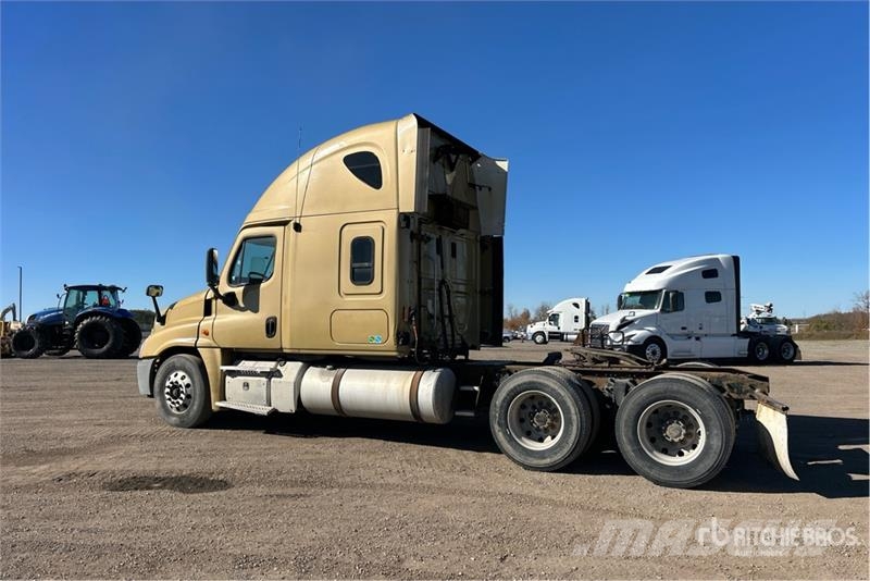 Freightliner Cascadia 125 6x4 T/A Sleeper Truck Tractor Тягачі