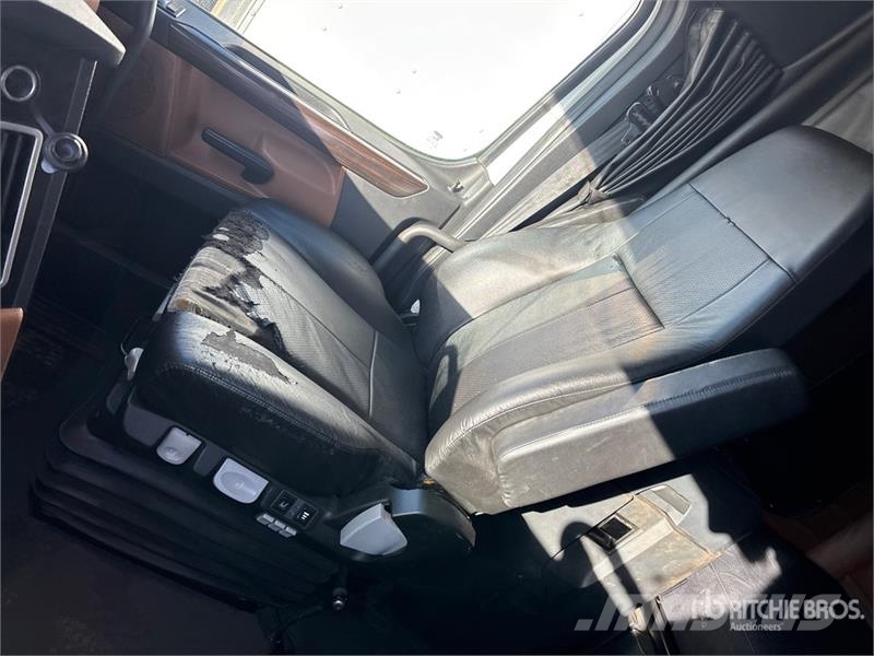 Freightliner Cascadia 126 6x4 T/A Sleeper Truck Tractor Влекачи