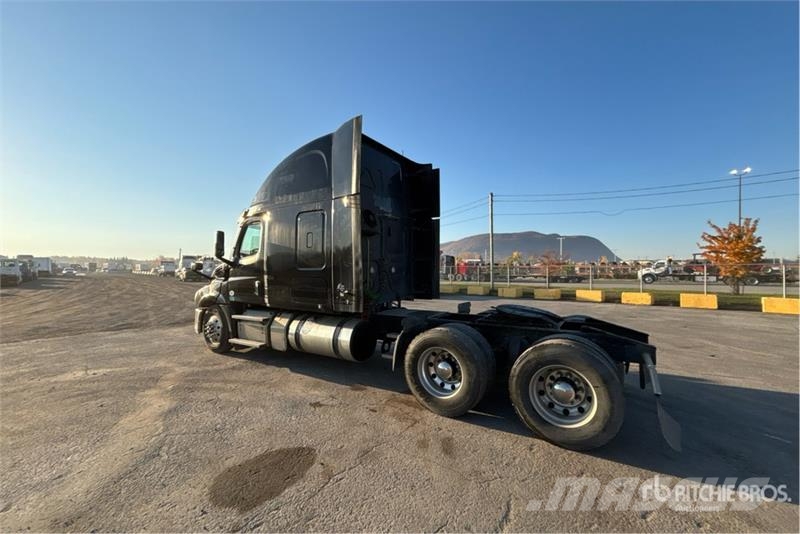 Freightliner Cascadia 126 6x4 T/A Sleeper Truck Tractor Tegljači