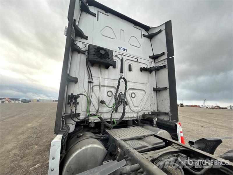 Freightliner Cascadia 126 6x4 T/A Sleeper Truck Tractor 曳引機組件