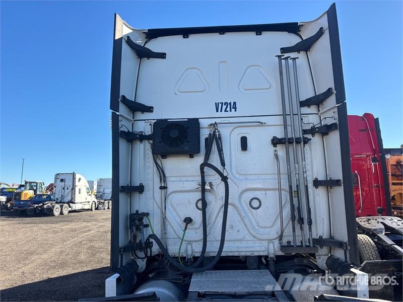 Freightliner Cascadia 126 6x4 T/A Sleeper Truck Tractor Тягачі