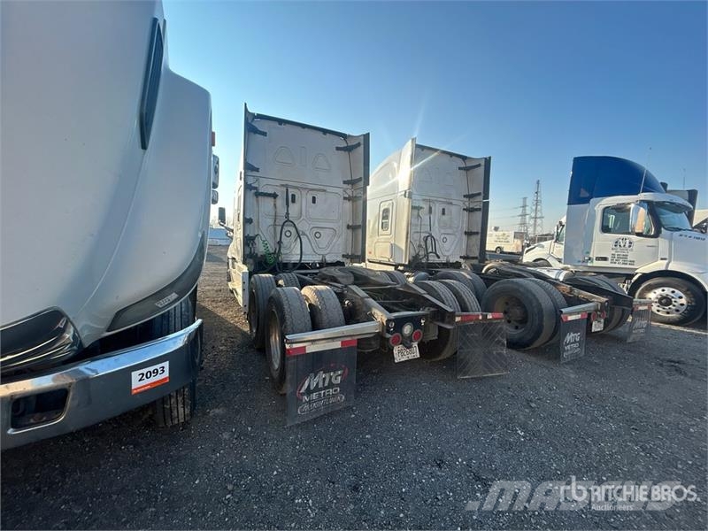 Freightliner Cascadia 126 6x4 T/A Sleeper Truck Tractor Vlačilci