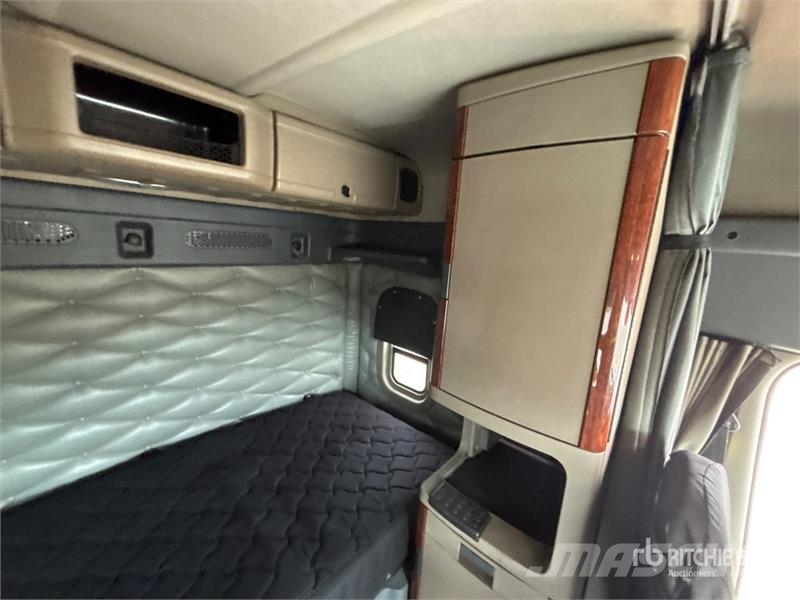Freightliner Cascadia 125 6x4 T/A Sleeper Truck Tractor Vetopöytäautot