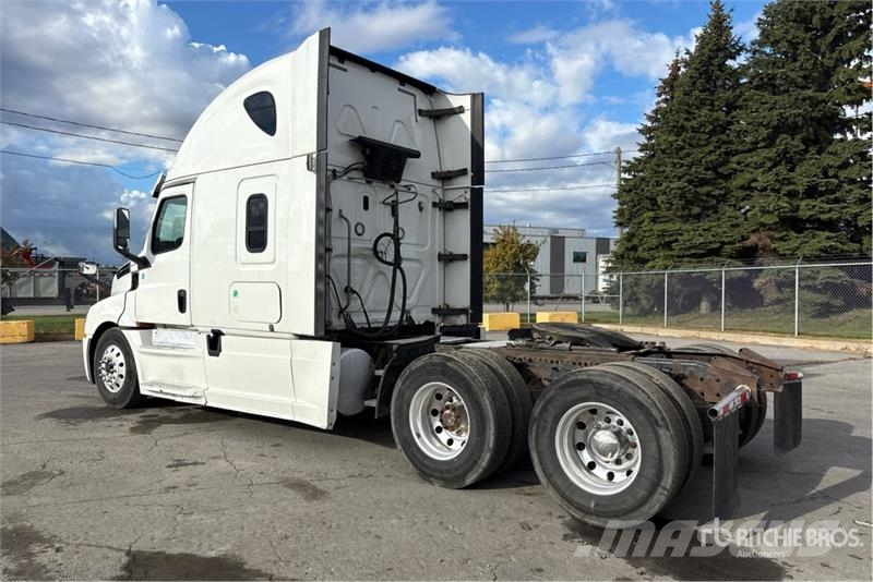 Freightliner Cascadia 126 6x4 T/A Sleeper Truck Tractor Tegljači