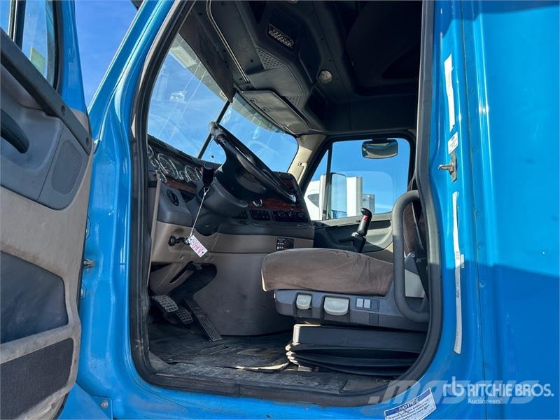 Freightliner Cascadia 125 6x4 T/A Sleeper Truck Tractor Tegljači