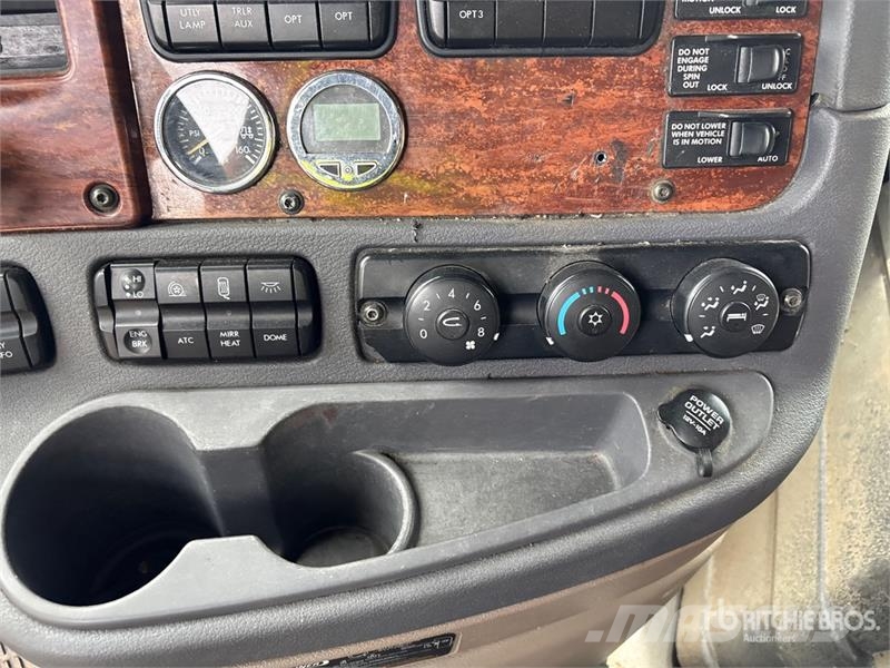 Freightliner Cascadia 125 6x4 T/A Sleeper Truck Tractor Vetopöytäautot