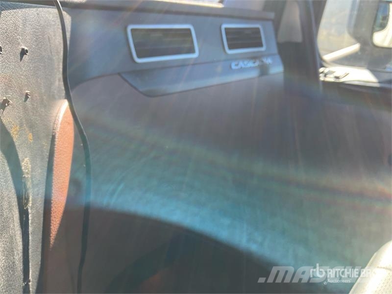 Freightliner Cascadia 126 6x4 T/A Sleeper Truck Tractor وحدات الجر