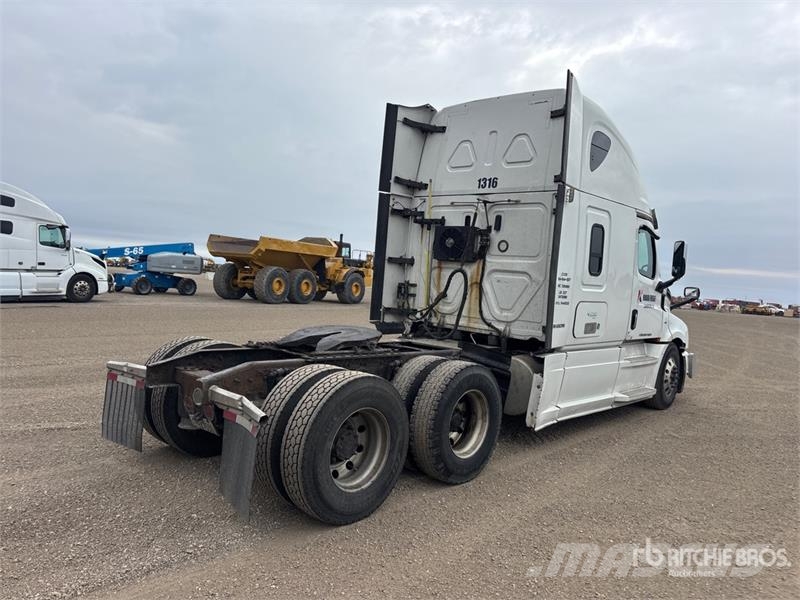 Freightliner Cascadia 126 6x4 T/A Sleeper Truck Tractor Тягачі