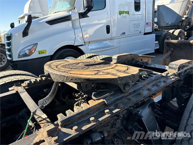 Freightliner Cascadia 126 6x4 T/A Sleeper Truck Tractor Sattelzugmaschinen