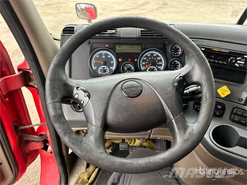 Freightliner Cascadia 125 6x4 T/A Sleeper Truck Tractor Vetopöytäautot