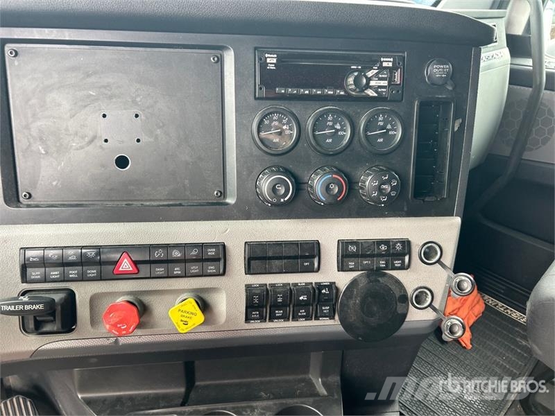 Freightliner Cascadia 126 6x4 T/A Sleeper Truck Tractor (Inoper Cabezas tractoras