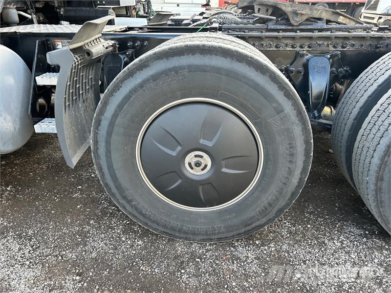Freightliner Cascadia 126 6x4 T/A Sleeper Truck Tractor Trekkers