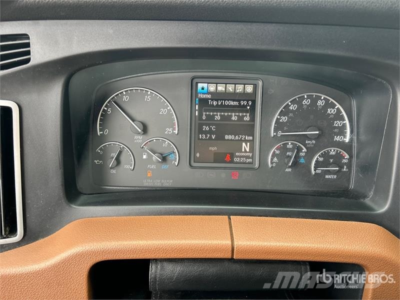 Freightliner Cascadia 126 6x4 T/A Sleeper Truck Tractor Tractor Units