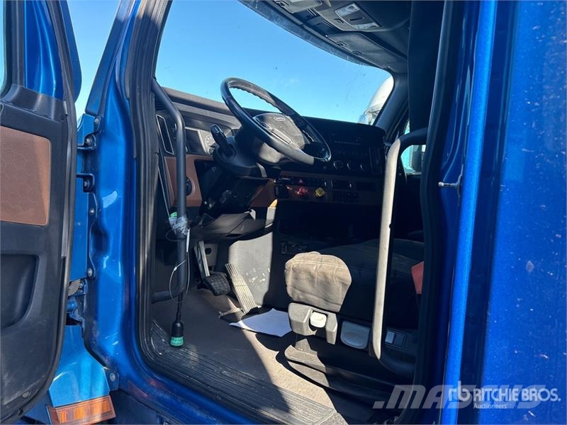 Freightliner Cascadia 126 6x4 T/A Sleeper Truck Tractor Tractor Units