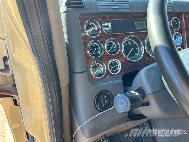 Freightliner Cascadia 125 6x4 T/A Sleeper Truck Tractor Тягачі