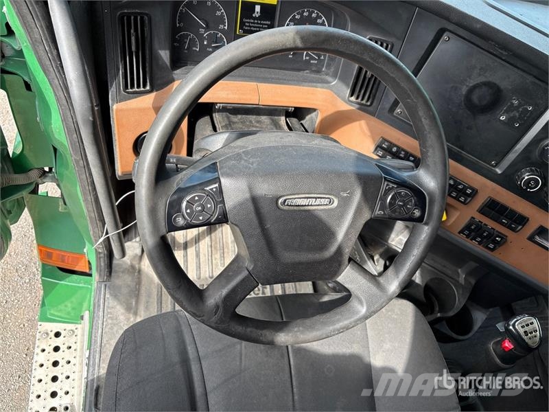 Freightliner Cascadia 126 6x4 T/A Sleeper Truck Tractor Тягачі