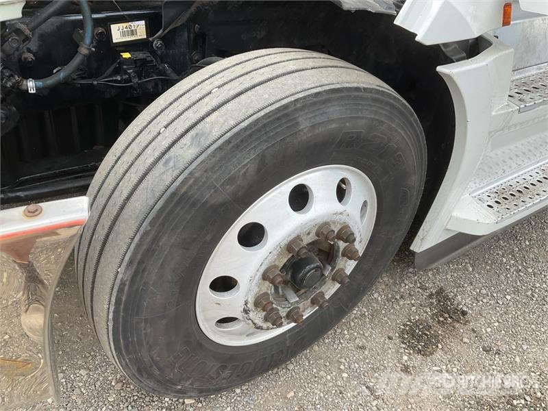 Freightliner Cascadia 126 6x4 T/A Sleeper Truck Tractor وحدات الجر