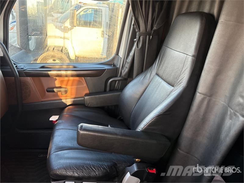 Freightliner Cascadia 126 6x4 T/A Sleeper Truck Tractor Седельные тягачи