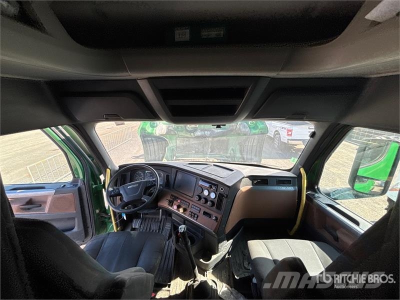 Freightliner Cascadia 126 6x4 T/A Sleeper Truck Tractor Тягачі