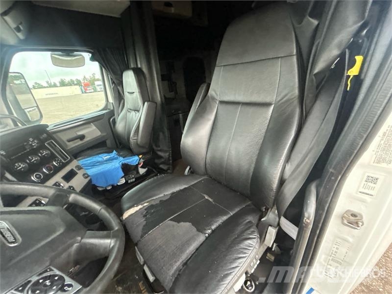 Freightliner Cascadia 126 6x4 T/A Sleeper Truck Tractor 曳引機組件