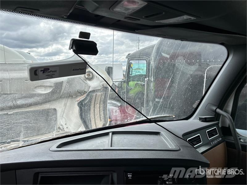 Freightliner Cascadia 126 6x4 T/A Sleeper Truck Tractor (Inoper Tractores (camiões)