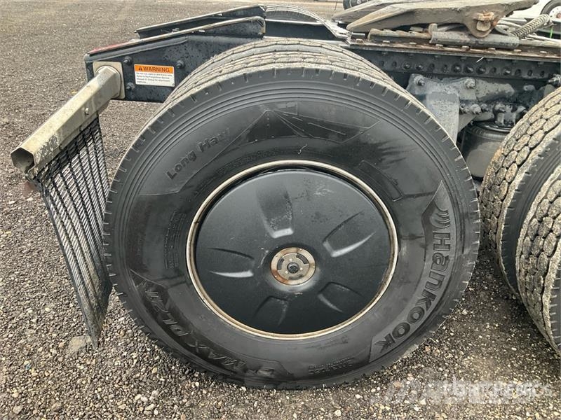 Freightliner Cascadia 126 6x4 T/A Sleeper Truck Tractor Vetopöytäautot