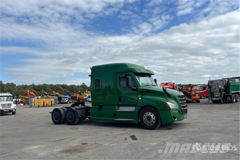 Freightliner Cascadia 126 6x4 T/A Sleeper Truck Tractor Тягачі