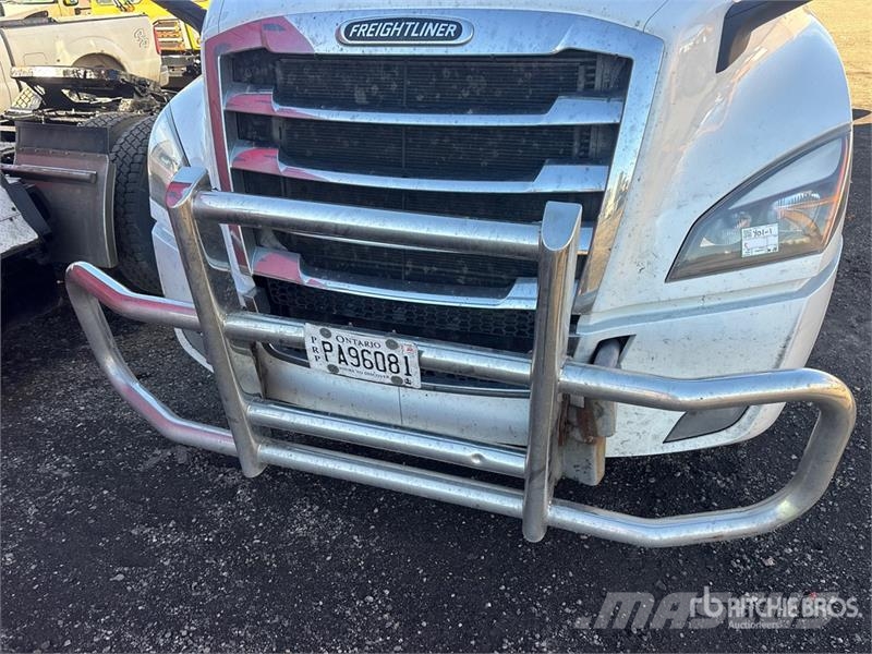 Freightliner Cascadia 126 6x4 T/A Sleeper Truck Tractor Тягачі