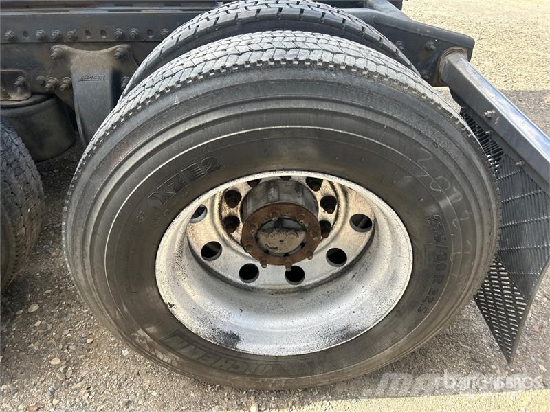 Freightliner Cascadia 125 6x4 T/A Sleeper Truck Tractor (Inoper Sattelzugmaschinen